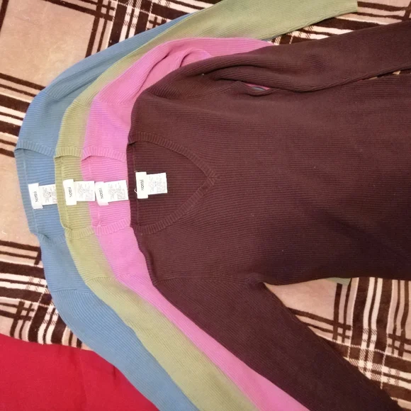 4 Ribbed V-Neck Sweaters - Picture 2 of 4